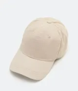 Gorro tipo gorra de béisbol color beige, de algodón, con visera curva y diseño liso.