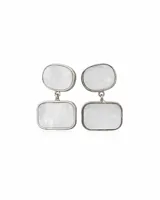 Aros colgantes de acero plateado con dos piezas de nácar: una superior de forma ovalada irregular y una inferior rectangular.