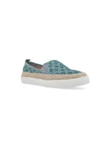 Alpargata tipo slip-on Hush Puppies modelo Antonella Denim, en color celeste con capellada de tejido trenzado, aplicación de yute en la entresuela y suela blanca.