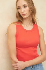 Musculosa de punto acanalado color coral, con cuello redondo y corte ajustado.