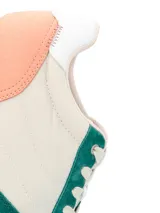 Championes casuales Hush Puppies modelo Bliss Sun, con diseño de paneles en colores verde, beige y salmón. Presentan cierre con cordones, suela con tecnología memory foam y base de goma dentada.