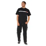 Pantalon tipo carpenter de corte holgado, color negro con costuras en contraste. Cuenta con bolsillos laterales y traseros, y detalle de logo bordado en azul en el bolsillo delantero.