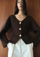 Chaqueta de punto marrón con escote en V, mangas abullonadas y cierre frontal con botones dorados con relieve.
