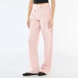 Pantalón de twill en color rosa, de corte recto y tiro medio, con un diseño de cintura asimétrica cruzada y cierre de botón frontal.