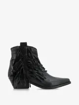 Botineta de cuero estilo western con flecos laterales, taco cuadrado y punta fina.