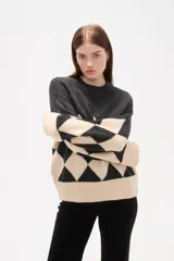 Sweater de tejido jacquard con diseño de rombos en colores azul marino y rojo, de corte holgado, manga larga y cuello redondo.