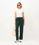 Pantalón deportivo Get Over de corte recto en color verde oscuro, confeccionado en microfibra elastizada. Cuenta con cintura elástica con lazo ajustable del mismo tejido y bolsillos frontales.
