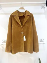 Blazer mostaza de gamuza con cuello solapa, cierre frontal con un botón y bolsillos de parche en el pecho.