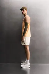 Shorts deportivos de entrenamiento Zara Athleticz, color beige, confeccionados en tejido técnico ligero y elástico con forro interior. Presentan cintura elástica ajustable, bolsillos frontales, bolsillo trasero de seguridad con cierre, aberturas laterales en el bajo y detalle de logo estampado en la pierna.