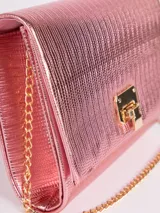 Cartera metalizada rosa con textura, cadena dorada desmontable y bolsillo interno.