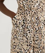 Mono largo de viscosa con estampado animal print jaguar, escote en V, cierre frontal con botones, mangas cortas, cintura con lazo ajustable y bolsillos laterales.