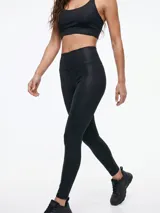 Calza deportiva de tiro alto color negro, confeccionada en tejido elástico con acabado satinado.