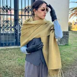 Bufanda de lana color azul marino con flecos en los extremos.