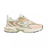 Championes Lacoste modelo Storm 96 2K, con diseño deportivo de estilo retro. Presenta una combinación de colores en tonos crema, beige, rosa suave y verde oliva. Incluye el logo del cocodrilo característico en el lateral y una suela robusta con relieve.