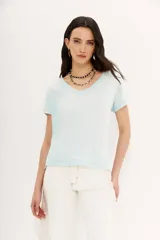 Remera de manga corta con escote pronunciado en V, calce relajado y suave al tacto. Presenta un ligero efecto tie-dye o desteñido en tonos celestes y blancos.