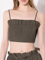 Top corto verde militar, de breteles finos y escote recto con volados.