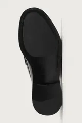 Mocasín de vestir para hombre fabricado en piel de color marrón oscuro, con detalle de antifaz en el empeine y suela con ligero tacón.