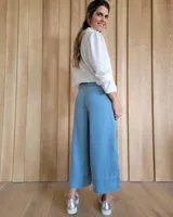 Pantalón capri de jean celeste, de corte amplio y tiro alto.