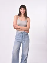 Body de morley color beige, con breteles finos y escote redondo.