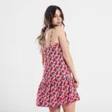 Vestido corto con estampado floral en tonos beige, rojo, azul y blanco.