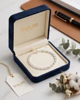 Pulsera de plata 925 con diseño de eslabones planos y texturizados, con cierre de mosquetón.