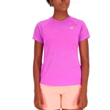 Remera deportiva New Balance color fucsia, de corte clásico y mangas cortas.