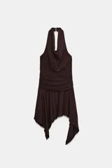 Vestido corto de cuello halter con escote drapeado y espalda descubierta. Presenta un diseño con frunces en la cintura y un bajo asimétrico con terminaciones en punta.