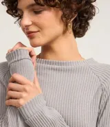 Blusa slim de tejido acanalado con cuello redondo y mangas largas con sisa raglán. Presenta una textura suave y diseño liso.
