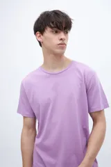 Remera de manga corta color blanco, con cuello redondo y corte holgado.