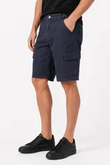 Bermuda cargo color natural de algodón, con bolsillos laterales con solapa y trabillas para cinturón.