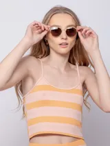 Top verde con rayas horizontales celestes, de breteles finos y textura acanalada.