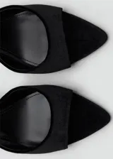 Sandalias de tacón de aguja, color negro, confeccionadas en tejido de terciopelo con diseño destalonado, puntera abierta y tira frontal.