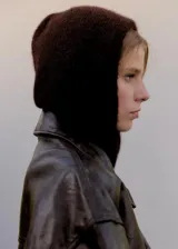 Gorro tipo pasamontañas color marrón oscuro, con diseño envolvente que cubre la cabeza y el cuello.