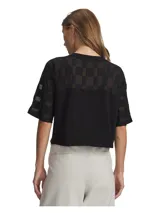 Remera Under Armour de corte holgado y estilo cropped, confeccionada en tejido de mezcla de algodón con efecto desgastado. Presenta un diseño con estampado frontal del número 96 en color gris, mangas cortas con detalle de transparencia y dobladillo inferior sin rematar.
