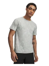 Remera deportiva de manga corta con tecnología Iso-Chill que disipa el calor corporal. Presenta un estampado jaspeado en tonos grisáceos, perforaciones láser estratégicas para ventilación y aberturas laterales en el bajo.
