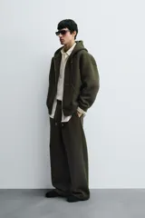 Pantalón de corte wide fit confeccionado en tejido técnico con efecto neopreno. Presenta cintura elástica ajustable con cordón, perneras anchas con costura frontal, bolsillos laterales y bolsillos traseros de plastrón.