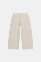 Jeans de tiro medio con diseño culotte y pierna ancha. Cuenta con cintura con trabillas, cierre frontal con cremallera y botón, y cinco bolsillos clásicos.