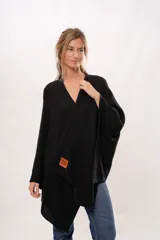 Ruana negra tejida de punto en algodón.