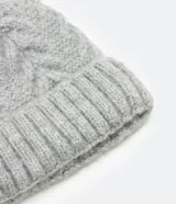 Gorro de punto texturizado color gris con dobladillo y pompón superior de pelo sintético.