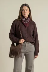 Sweater de lana color marrón chocolate, con diseño de tejido trenzado vertical, cuello en V y corte oversize.