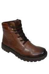 Borcego Pegada de cuero color marrón, con cordones oscuros, suela dentada y detalles de costuras pespunteadas.