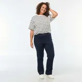 Pantalón de jean corte flare en color azul oscuro, con cintura alta y bolsillos frontales tipo parche.