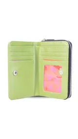 Billetera mediana de diseño rectangular, color negro con bordes en tono suela. Cuenta con cierre perimetral metálico y logo de la marca estampado en el frente.