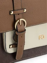 Cartera tipo maletín con diseño tricolor en tonos marrón, beige y chocolate. Presenta solapa frontal con dos correas decorativas con hebillas metálicas doradas, asa superior y correa ajustable extraíble. Incluye logo metálico en el centro y divisiones internas.