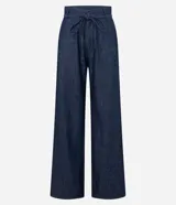 Pantalón de jean corte wide leg en color azul oscuro, con cintura alta, cierre frontal con botón y cremallera, y cinturón de lazo del mismo tejido.