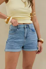 Short de denim estilo mom, color celeste, de tiro alto y diseño con vuelta en el ruedo.