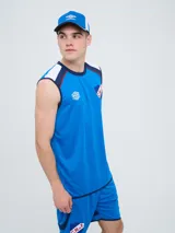 Musculosa deportiva Umbro del Club Nacional de Football, modelo Protraining, color azul marino con detalles en rojo y blanco en los hombros y el cuello. Incluye el escudo del club y el logo de Umbro.