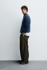 Polo de punto de corte regular fit, confeccionado en una mezcla de lana y cashmere. Presenta cuello solapa con cierre frontal de dos botones, manga larga y terminaciones en rib.