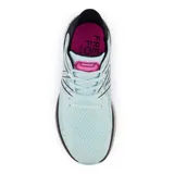 Championes de running New Balance modelo 1080 para dama, color celeste con detalles en blanco y negro.
