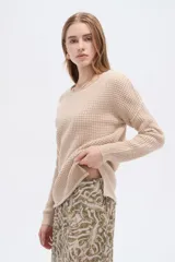 Sweater de algodón tejido con textura en relieve, cuello redondo y mangas largas, de calce holgado.